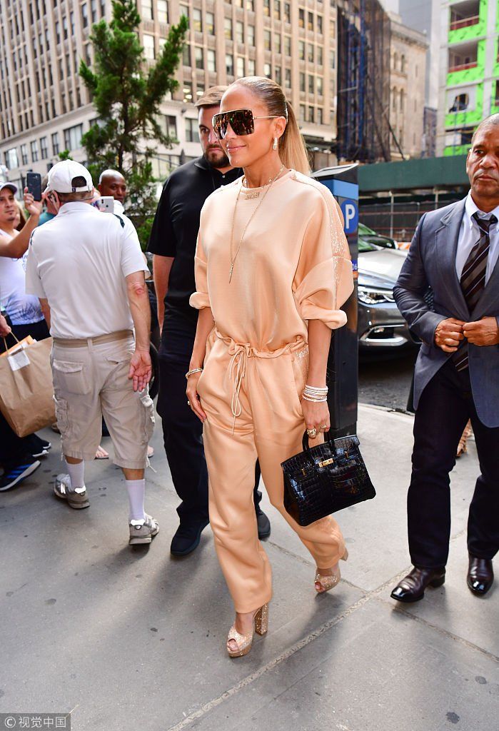 詹妮弗洛佩兹穿缎面连体裤耀眼到发光 单手插兜走路霸气获保镖护