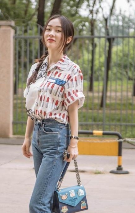 霍思燕也太瘦了！这么窄的裤头也能穿进去，网友：这才是“腰精”