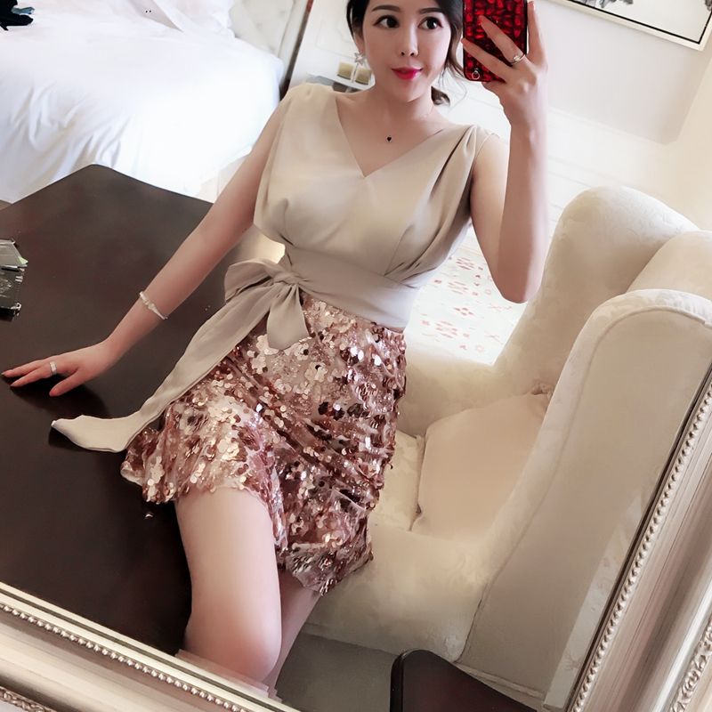 只需要这样的裙装稍稍修饰你的身材，就能让你美的国色天香