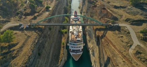 22.5米的邮轮进入希腊运河，网友：这技术能开航母了