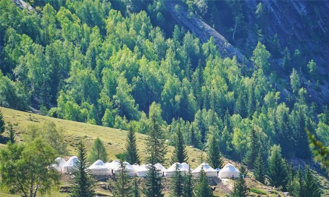 可可苏海:新疆阿尔泰山间的梦幻仙境,如一个蔚蓝色的梦