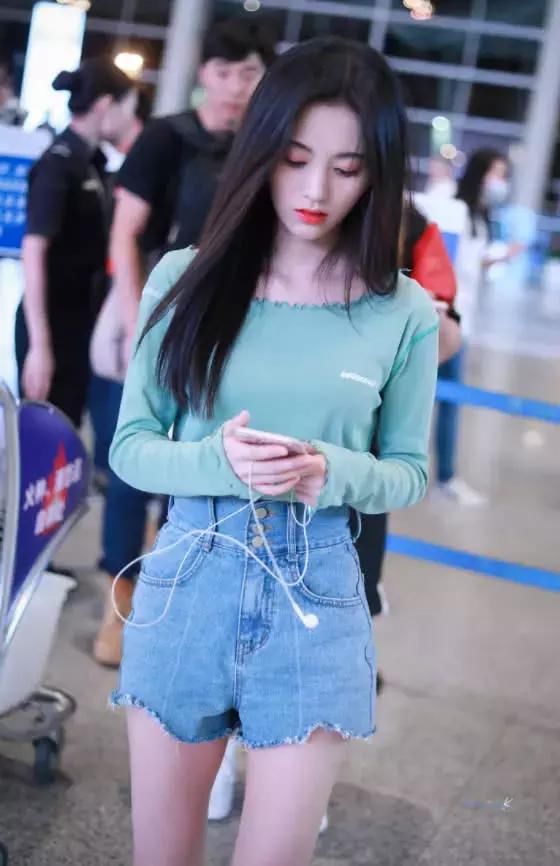 鞠婧祎的裤子经历了什么?竟然丢失了2块布料，暴露出真实的腿!