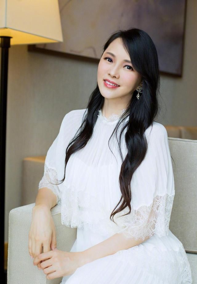 「身长裙LOOK中」伊能静不愧是“冻龄女神”,一字肩包臀礼服出镜,谁敢说她51岁了