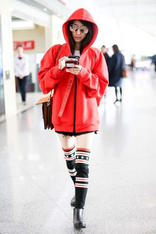 素颜女神王丽坤玩下半身失踪,袜子费好大劲才穿进去吧!