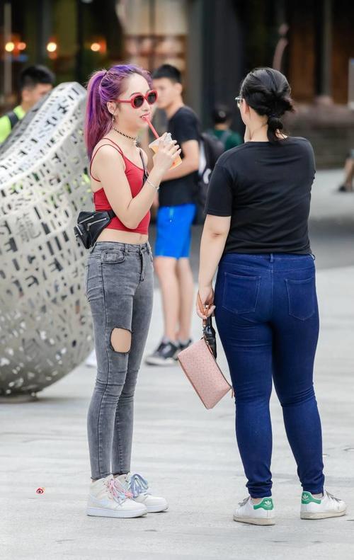 路人街拍，露背吊带小衫，把美背，蛮腰，长腿完美展现