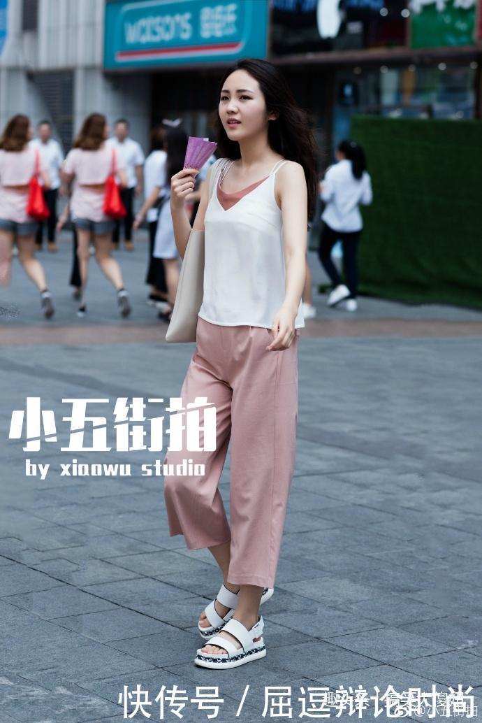 路人街拍:两位小姐姐白的色上衣搭配牛仔短裤,各有各美丽!