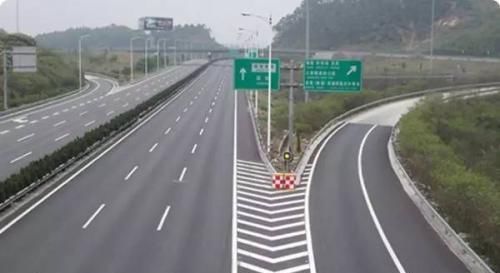  「震荡」跑高速这4种标线不认识，就算驾龄再高，驾照12分都不够