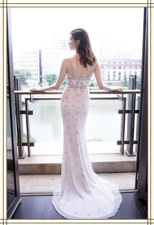 看了金晨的吊带裙，再看江疏影，才知道干瘦和苗条的差距有多大！