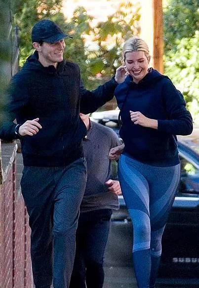 『看起来』伊万卡身材好不是没道理,穿健美裤跟丈夫晨跑,一路打闹像个孩子