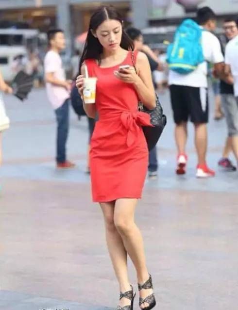 街拍:美女穿衣太任性,只凭几根“绳子”就敢上街,网友:美炸了