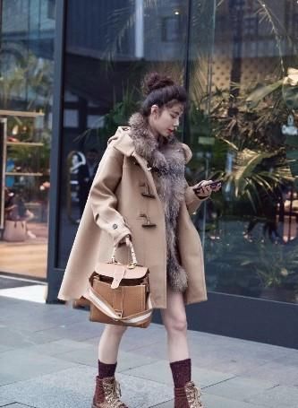  美女：路人街拍，美女一身搭配时尚又性感，气质出众