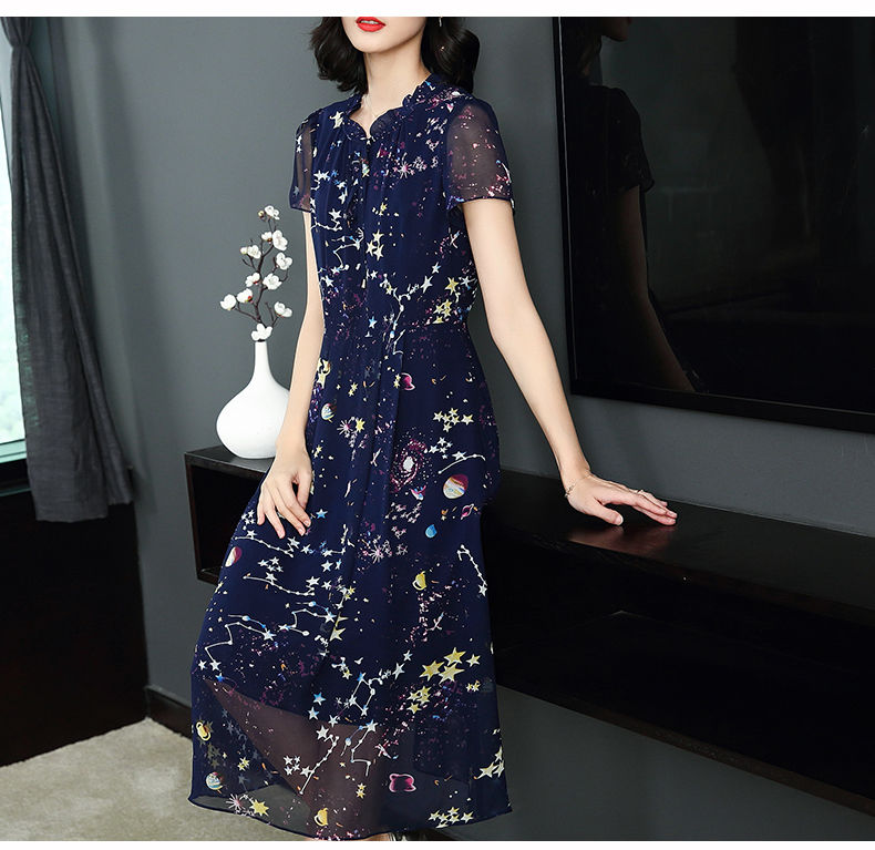 女人爱美不分年龄，中年女人穿这裙，高雅又洋气，特有女人味