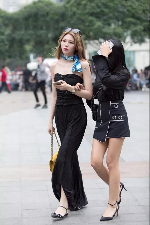 路人街拍，修身露脐上衣搭配牛仔裤，让你拥有成熟又大气的美!