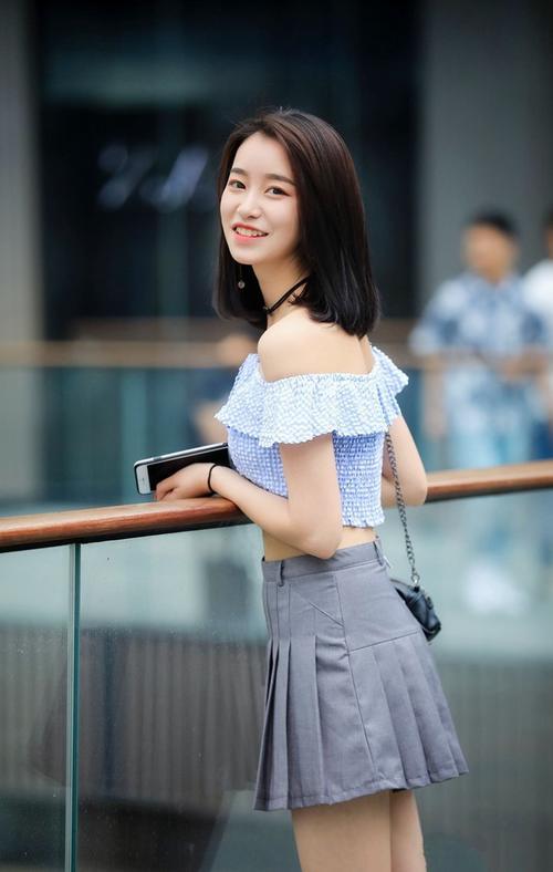 街拍：漂亮姑娘天生丽质，时尚淑女的魅力让人无法抵抗