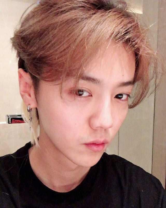 当这些帅气的男明星戴上耳环，会是什么样呢？