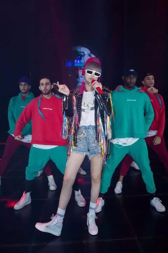 李宇春穿吊带裙秀优雅女人味，网友：再怎么妩媚也只能叫她春哥！