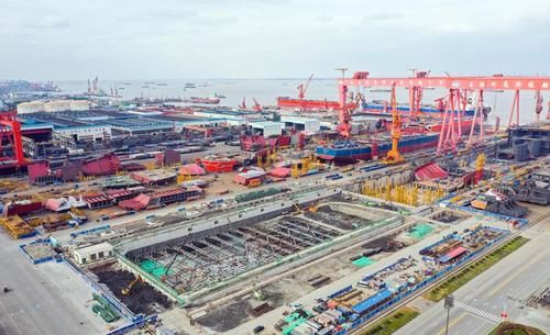  船坞：740米，亚洲第一长的船坞在上海建造中，能满足两艘10万吨