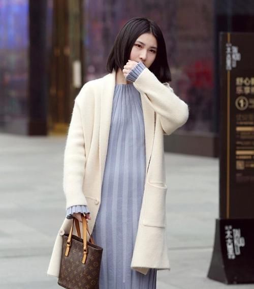 「轻柔」街拍:小姐姐轻柔的长发,素雅的穿搭,给人青春活力的感觉