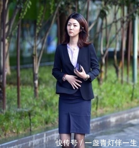  『小姐姐』街拍：雪肤花貌的小姐姐，一条黑色的吊带连衣裙，时尚优雅女人味