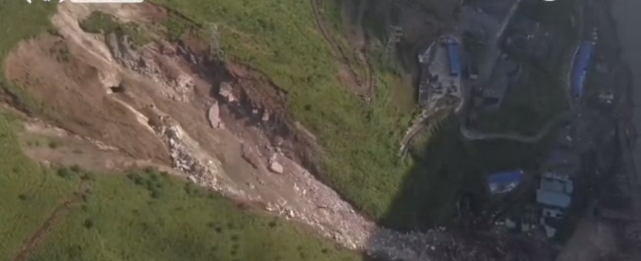 成昆铁路山体崩塌17人失联，网友：天灾怎么还没离开中国！