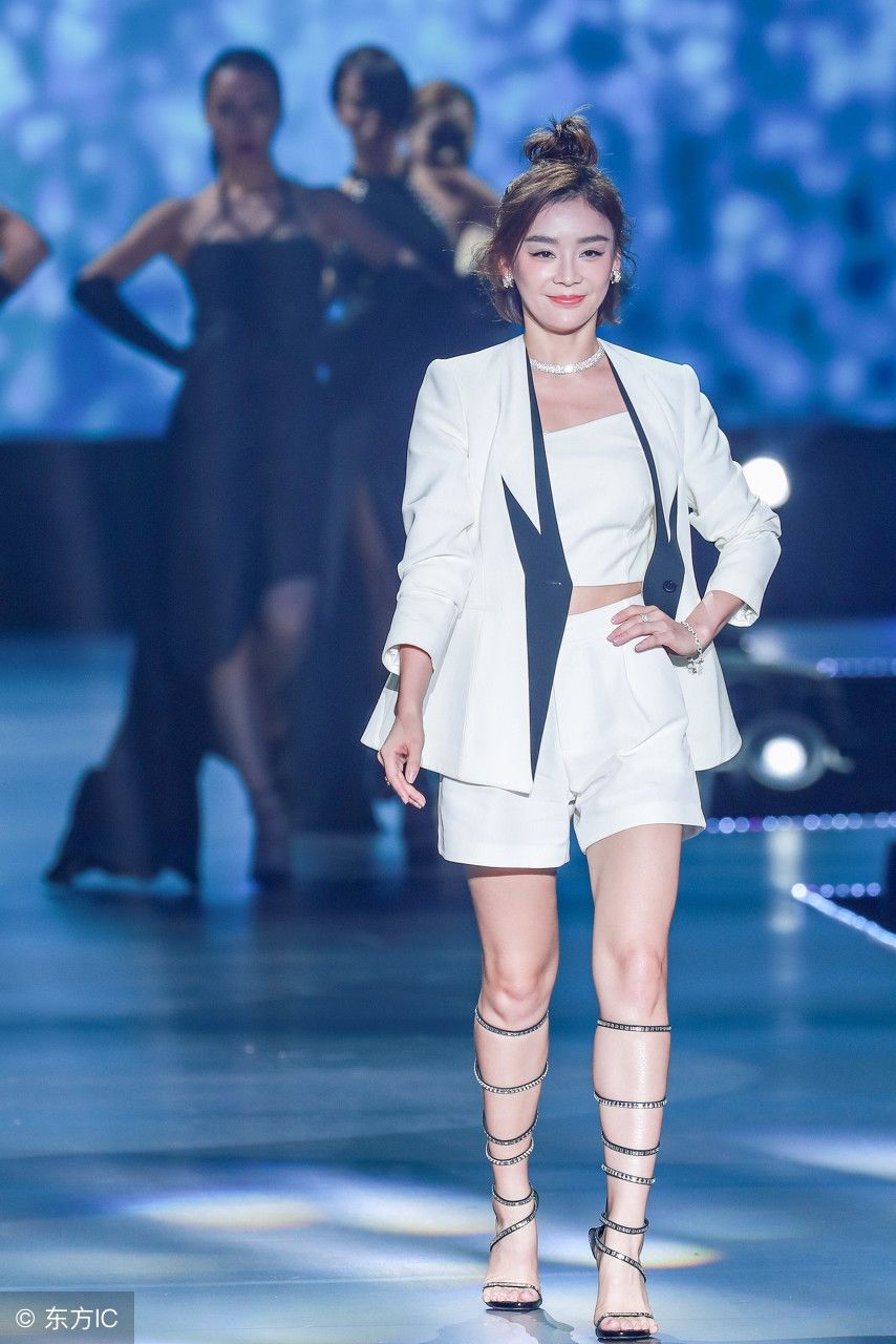 袁姗姗脚踩12cm细针跟现身，脚尖脚背都垂成一条直线了