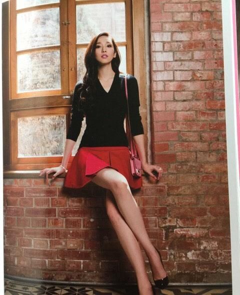 始终嫁不进豪门的吴佩慈，镂空裙秀长腿，网友：这脸越变越像男人