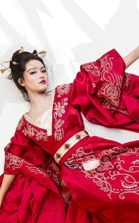 28岁李沁美腻了！一袭红色长裙明媚动人，网友：比孙怡还要美