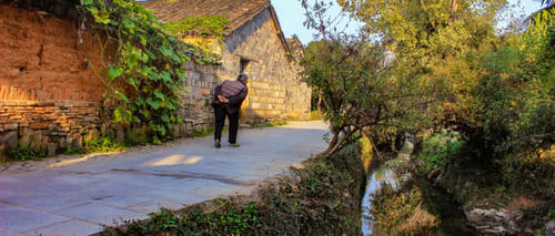  「发生」留守老人的问题越来越严重了，当他们离世之后，农村会