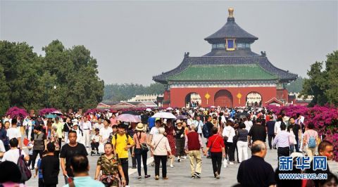 北京：天坛公园游人如织