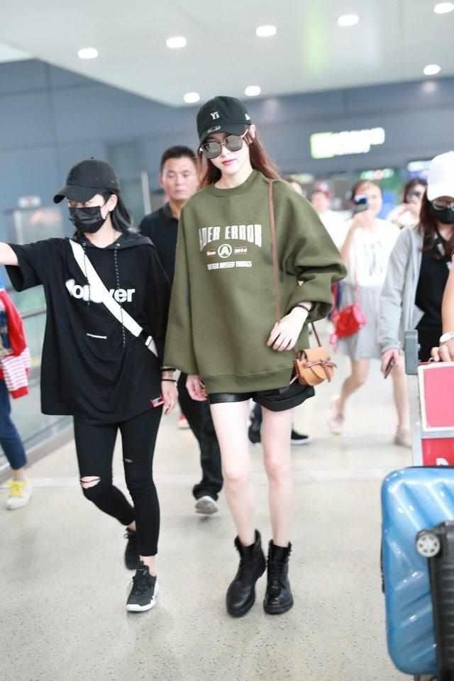 130斤王菊撞上86斤唐嫣，同穿黑色超短裤，网友：看完不想减肥了