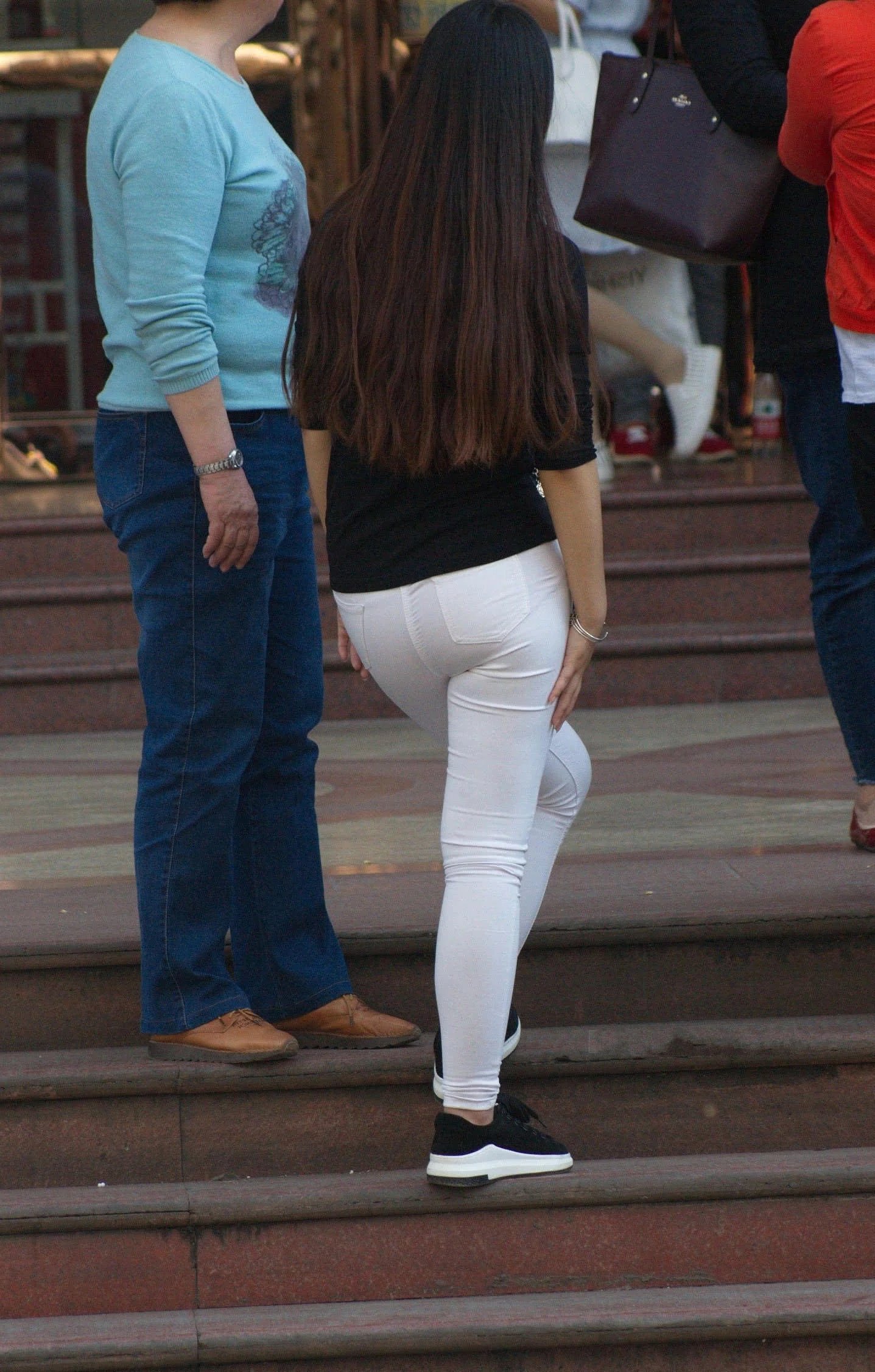 俏皮小姐姐清爽穿搭很有个性，白色牛仔勾勒完美线条很能吸引路人