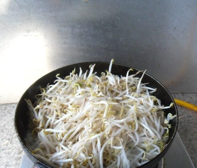 『烹制』青椒炒豆芽,豆芽可以单独烹制,加绿色的青椒,主要是搭配色泽