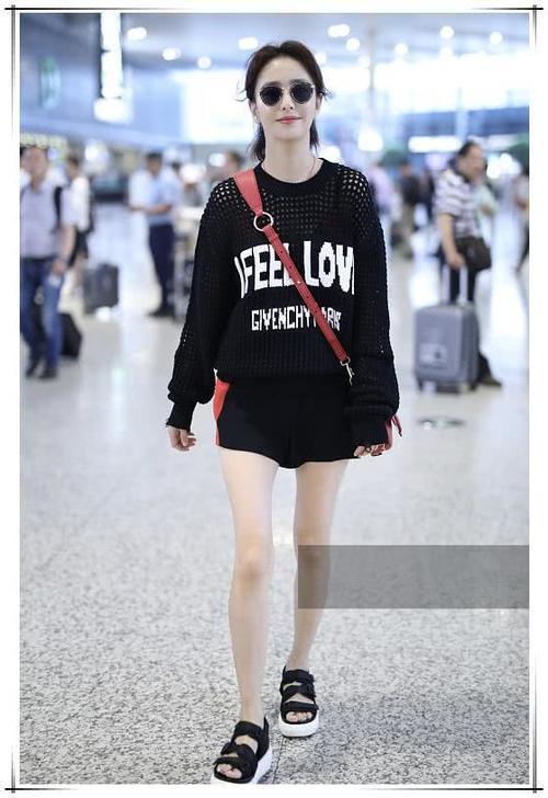 佟丽娅又把睡裤当短裤穿！可这次却意外嫩出新高度，网友：美炸了