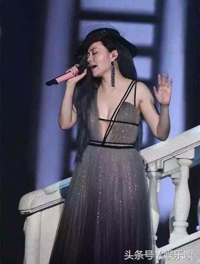 张靓颖也是够狠的!为了抢镜穿抹胸裙有三条拉链 网友:太敢穿了