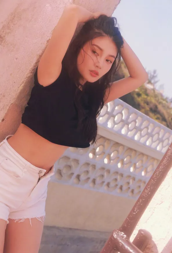 徐冬冬身材这么好，一条黑色吊带裙格外性感迷人，柳岩都败给你了