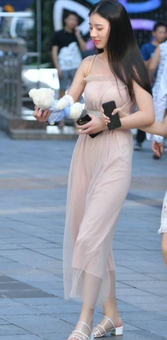 街拍:小姐姐这一身长裙,简直像仙女下凡一样,美丽至极