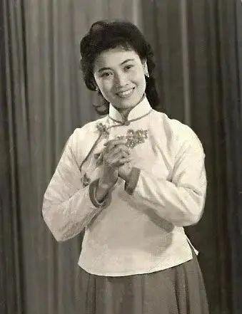  #去世#她红过李谷一，一生演唱800多首歌，丈夫去世，将骨灰放在卧室