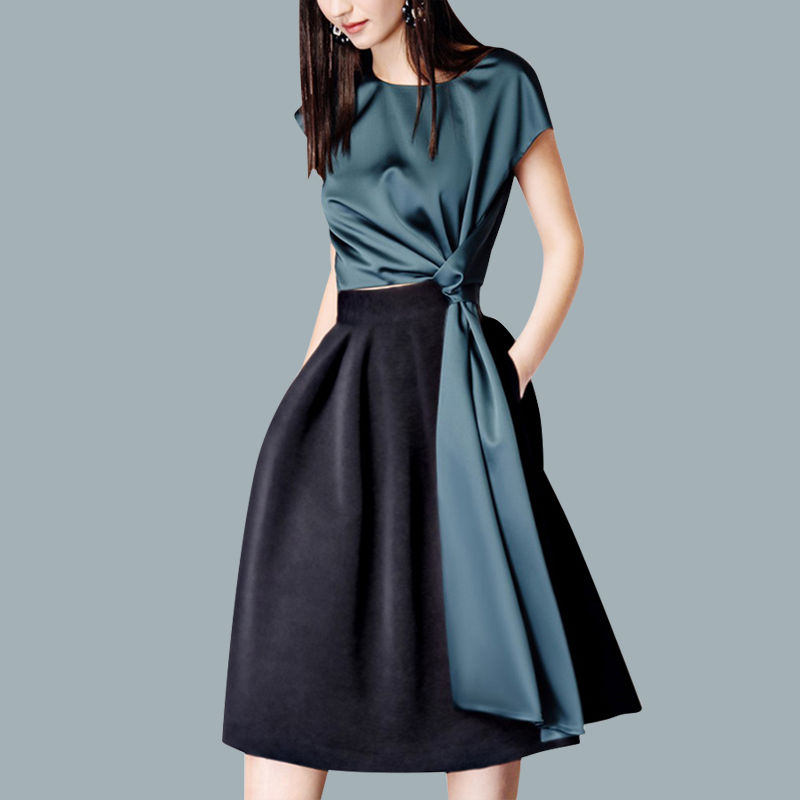 48岁老婆太会打扮，三伏天穿这时髦“套装”，美到路人一愣一愣