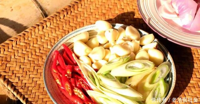 「炖汤」黄鳝滋补,不炖汤试试这样烧,蒜香浓郁肉质鲜,一下做5条不够吃!