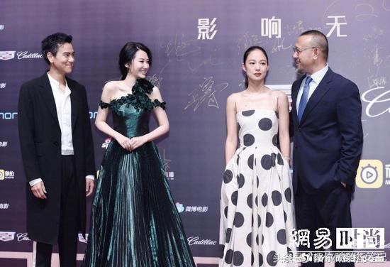 许晴年近50依旧风情万种 穿搭也是很有一套