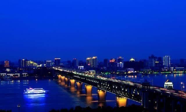 为什么有人说武汉成都比南京杭州要穷？专家一席话让人震惊