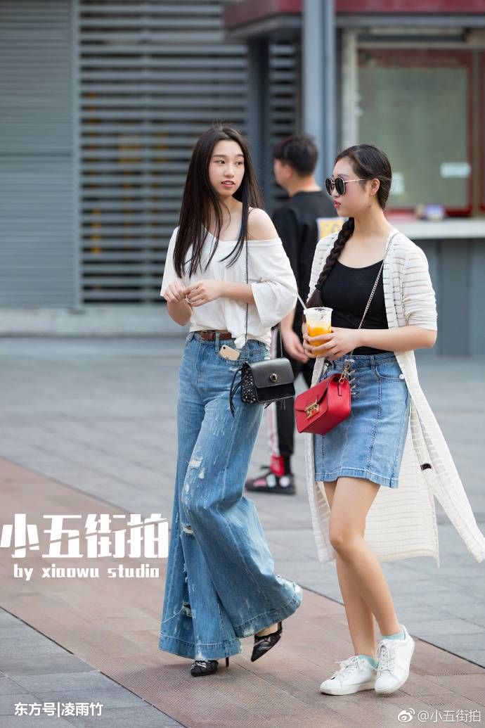 重庆街拍，好身材配上简单的净色吊带连衣裙也是好看的