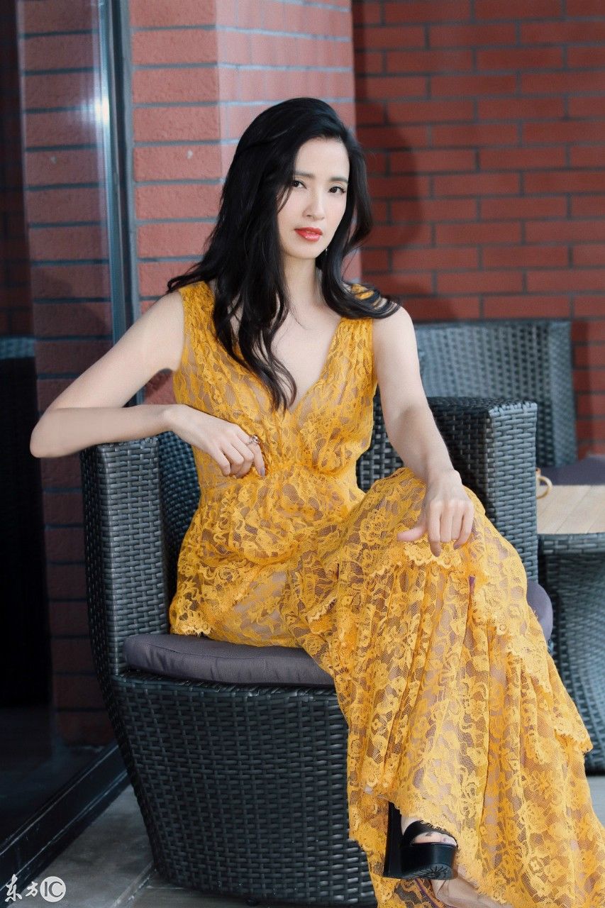 40岁的龚蓓苾连衣裙造型，尽显女性魅力，网友:颜值高有味道