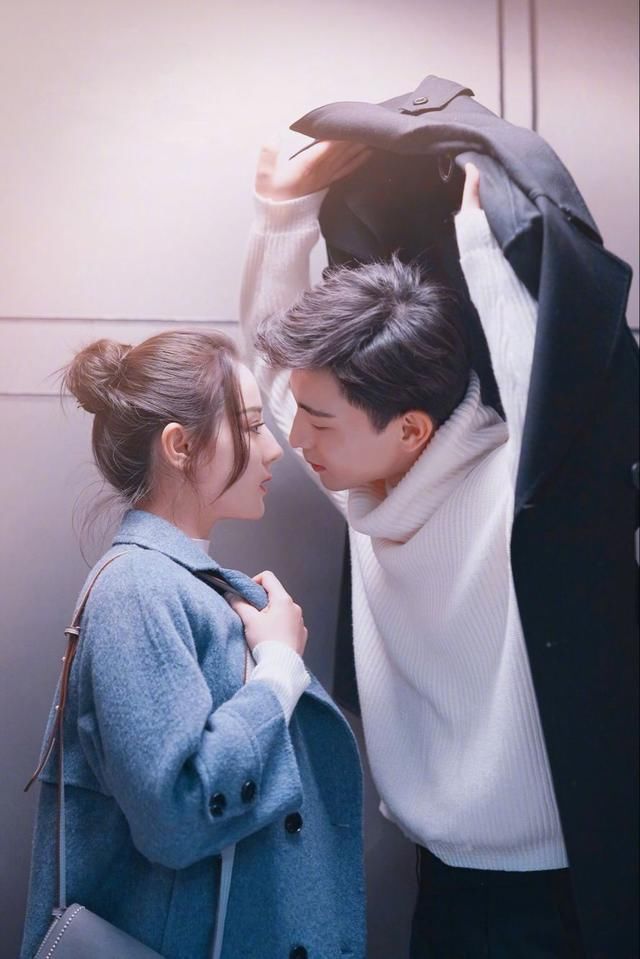 迪丽热巴和邓伦剧里剧外撒狗粮，花样示范高段位情侣装穿法