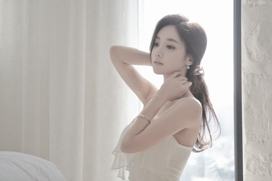孙允珠：百合雪纺吊带清凉连衣裙，清纯迷人