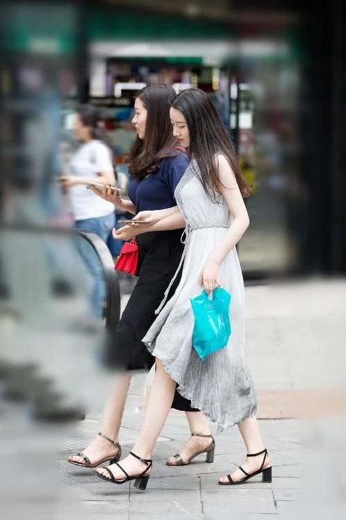 什么样的裙装才能凸显傲人身材？小姐姐来告诉你！