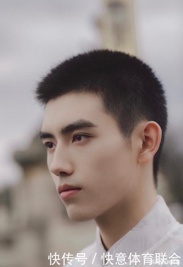 气质:留着寸发穿白衬衫的小奶狗,皮肤白净的帅哥穿什么都这么有气质哦
