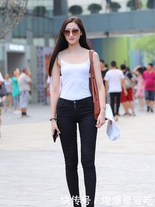  气质■美女街拍：曼妙身姿的小姐姐，青春又靓丽，展现女神气质！
