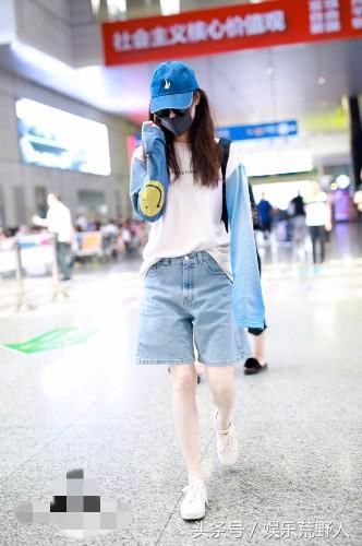 宽松长袖T恤搭配五分裤，倪妮也能凹出街头范，网友：美少女一枚