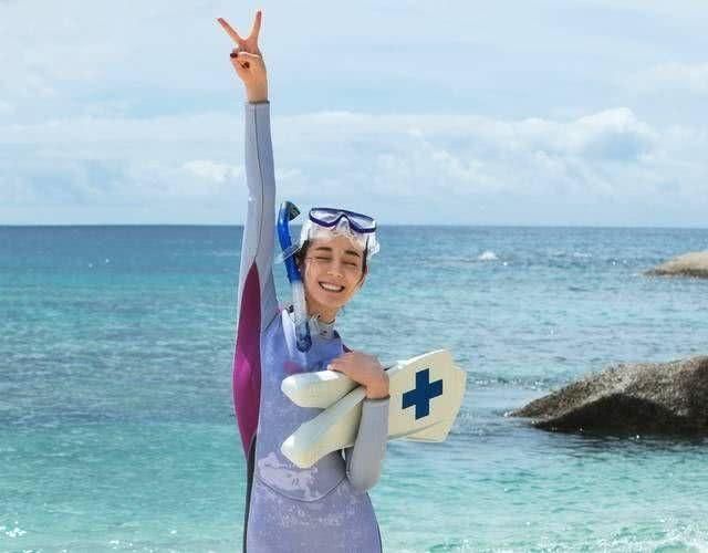 热巴学会游泳晒泳装照，网友:不露腿不露胸，这泳衣穿的好保守!